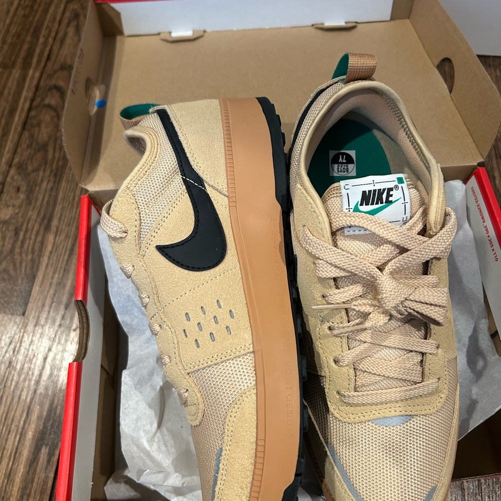 NWT Nike Unisex Sneakers Tan - Picture 4 of 6